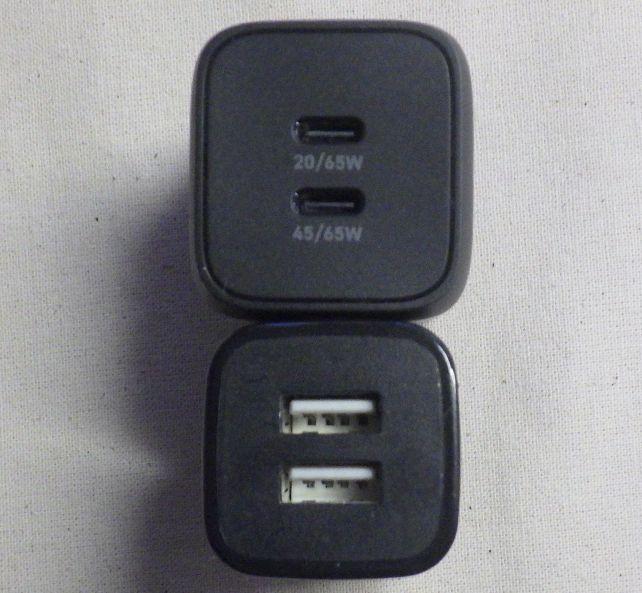 従来のUSB-A×2口の充電器と比較すると一回り太い。