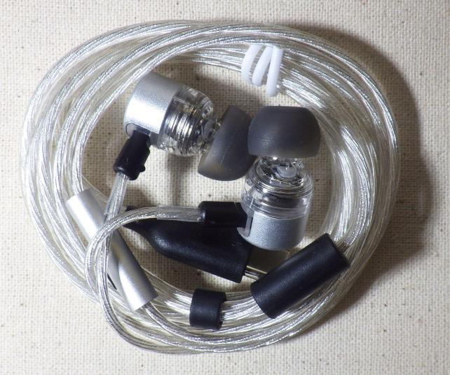 フェイスプレート部分に銀色プレートを貼り付けていただけのZEROに比べるとハウジング全体がシルバーで高級感ある