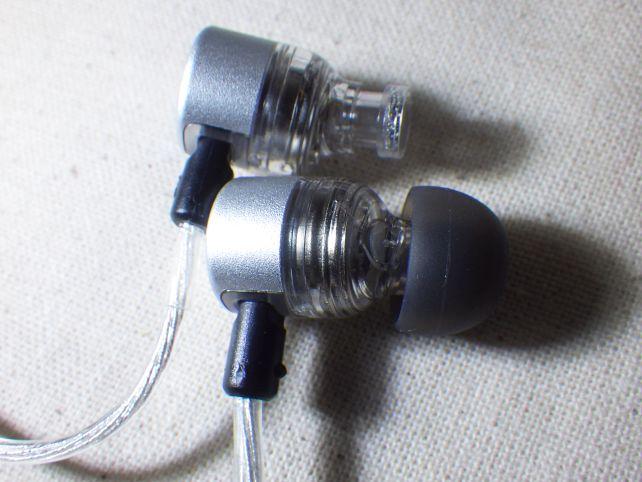 ハウジングはシルバーだが、ステム部分はプラ素材。