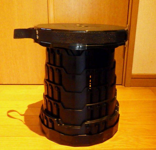 通常の30cm四方のX型折りたたみ椅子と同程度の高さにも出来る