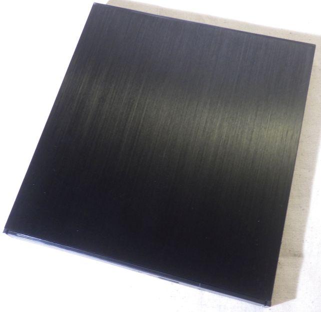 ヘアライン仕上げのアルミボディ