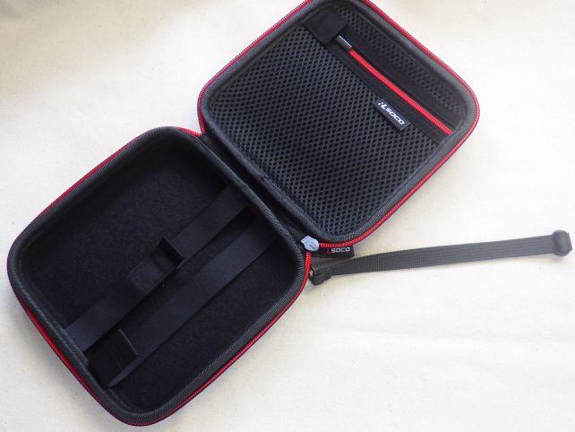 中にはドライヴ固定用のバンドとメッシュポケット