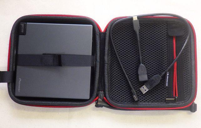 ケーブルはこのポケットに...