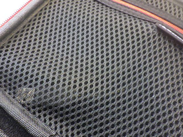 ケーブルはメッシュポケットに入るので、ドライヴを傷つけない