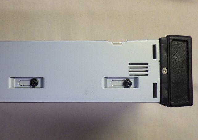 向かって左はドライヴ固定できるが...