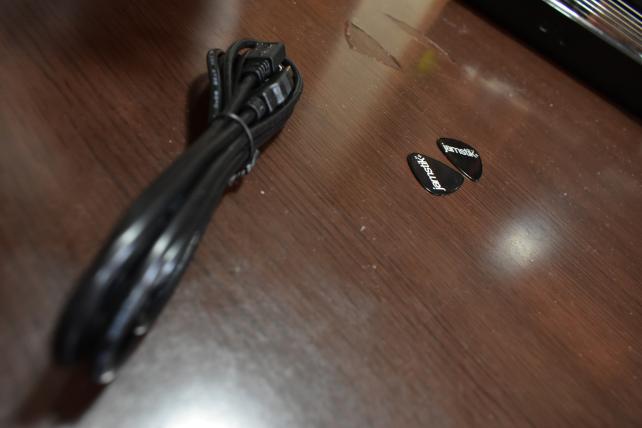 充電用のUSBケーブルとピック