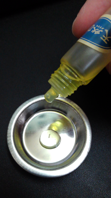 色はうすい黄色