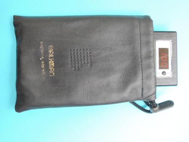 昔のウオークマンのポーチに入れてます。