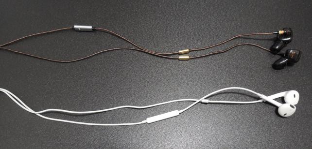 マイクの位置が少し違います。