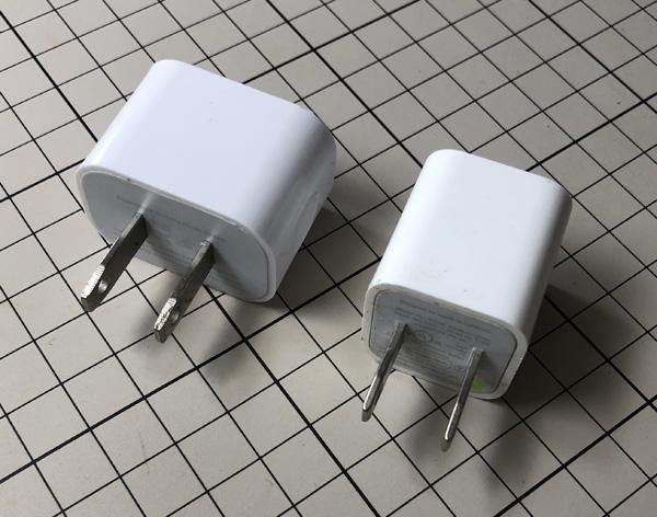 右の方が純正品