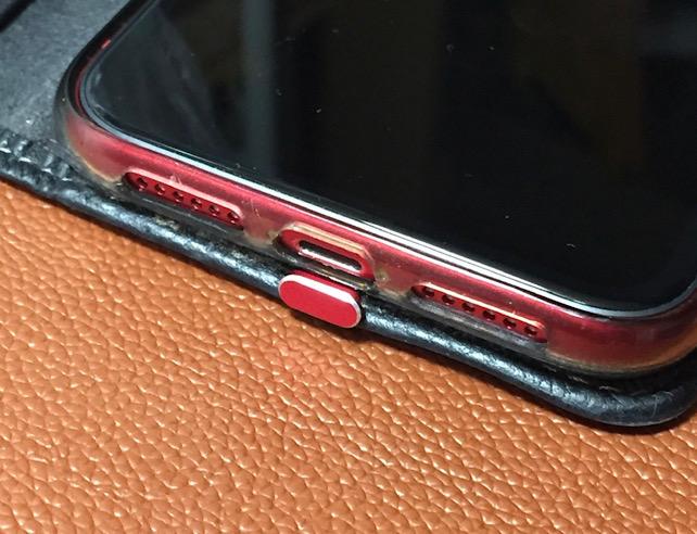 ケースシェルと革との隙間に IN