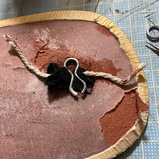 ひょうたん状の金具で留められている