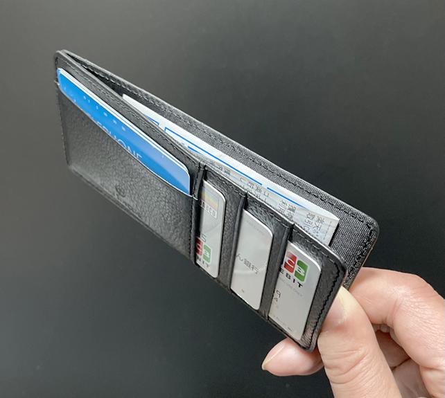 中央の境目にはレシートなどを、とりあえず的に入れれます。