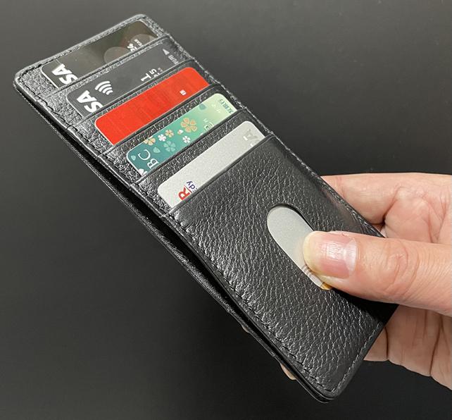よく使用するカードは取り出しやすいポケットが有る