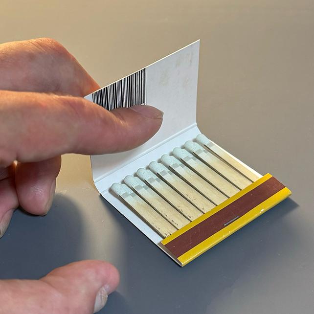 開いた状態、軸は厚紙で先に火薬?