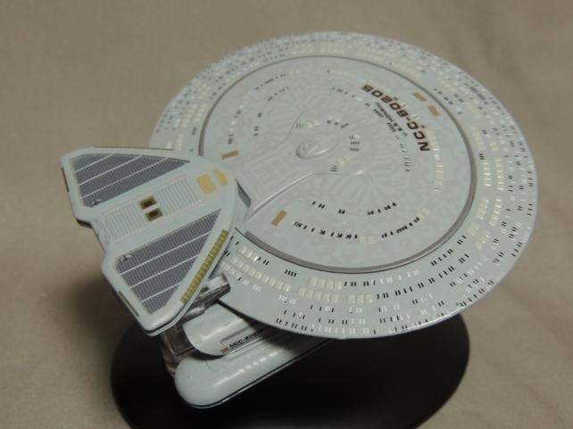 円盤部の上にある三角がセンサー・ポッド。任務に応じて交換できる。