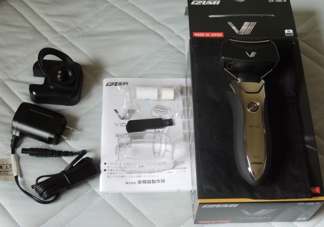 内容物一式。充電台とACとブラシとカバー。ごくごく普通。