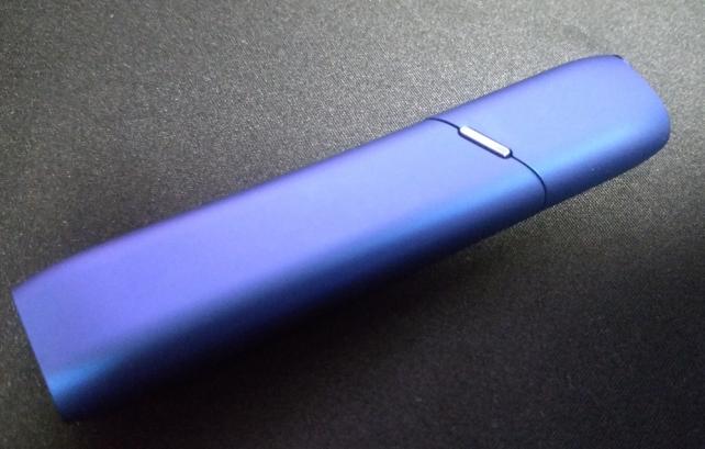 本体は非常にコンパクト。百円ライター二個分くらいで、胸ポケにIQOSの箱と一緒に入れても、全く嵩張らない。