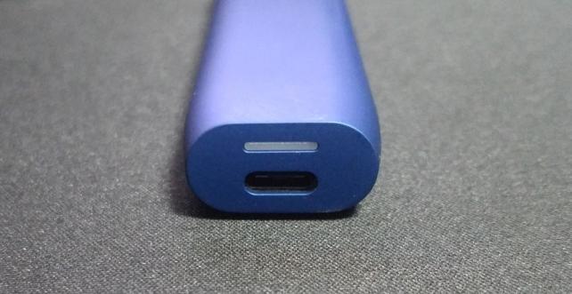 充電はUSB Type-Cを採用。純正アダプタに限り、どっち向きでも充電OK。