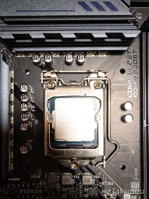 反射でCPUの型番が見えない・・・。