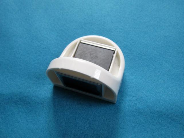 2ヶ所に強力な磁石がついています