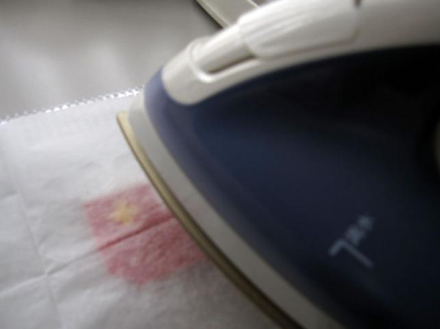 アイロンシートの上からアイロンで熱をくわえます