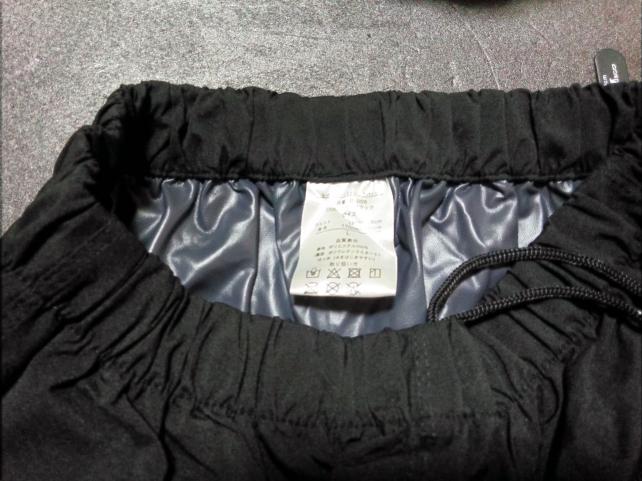 ズボンのタグと裏地
