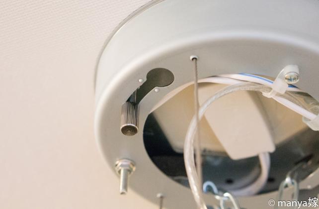 取付金具と取付ベースもだるま穴に通してまわすタイプ