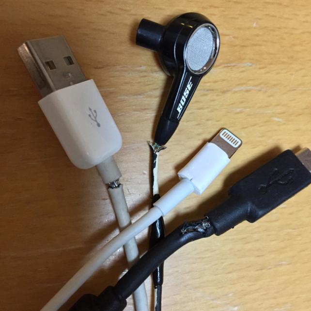 私の愛したケーブルたち。こうやって見ると、根本のダメージが多い。