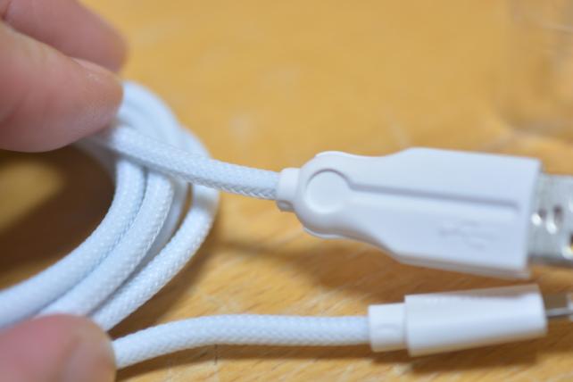 強化メッシュ加工されたケーブル。スリーブの織りでケーブルは少し硬め。