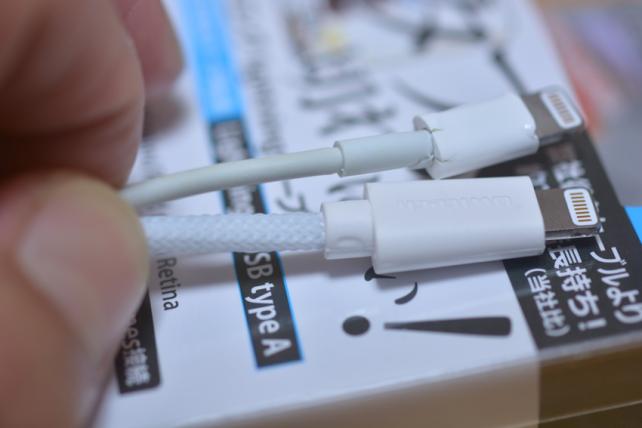 ケーブルの太さも違うけど、apple純正は白部品と灰色部品の2構成に対して、根本の部分が1パーツで構成されています。