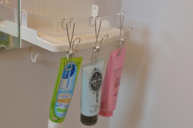 お風呂場で、あちこち迷子になりそうなのをまとめて吊るしてみました。