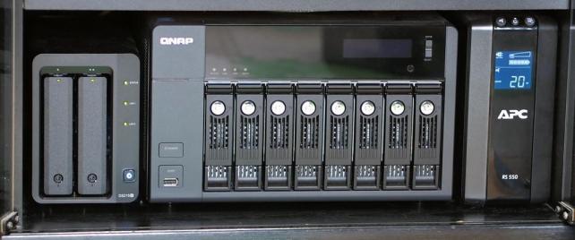 我が家のメインNAS。QNAPのTS-869Pro。HDD回転中の稼働時の消費電力は68w
