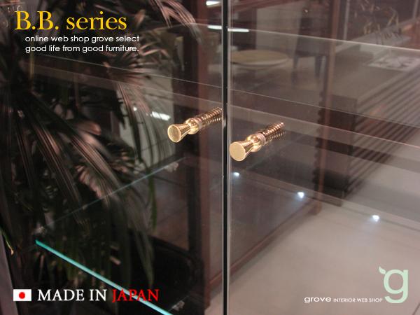 取っ手は金色のつまみ。金色はあまり好まないのですが、これはちょうどいいアクセントになっていて好きです。