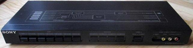 正面。前面端子は金メッキ。