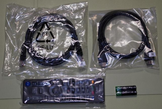 リモコン、電池、LANケーブル、HDMIケーブル。HDMIは金メッキ処理などはされてないです。