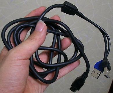 独特のケーブルが付属。USBコネクタ2個がIEEE1394コネクタの形状でHUBに繋がります。