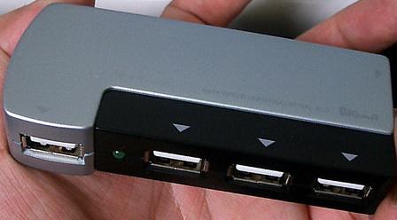 本体。写真の右側側面にも1ポートあり、4+1ポートのHUBです。