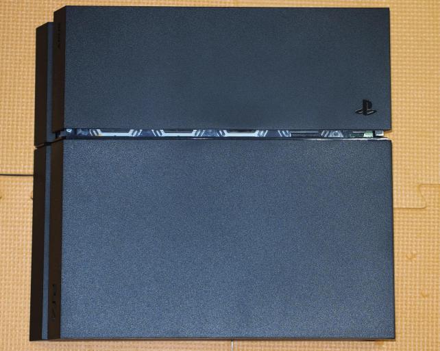 ⑪蓋を持ち上げると外れます。写真の左上部分にHDDが収まっています。