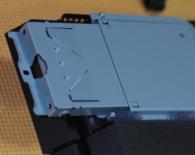 ⑭側面にネジが2本ずつ止ってますので、これも取り外します。