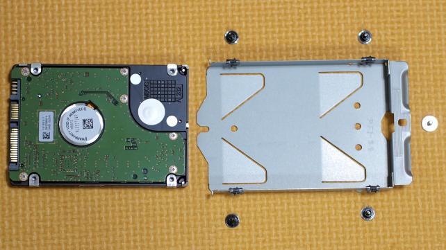 ⑮右が引き抜いたHDD。