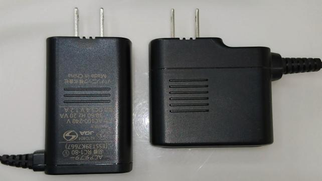 三面鏡の裏にコンセントが2口あります。一つは電動歯ブラシ。もう一つがひげ剃り用にしています。