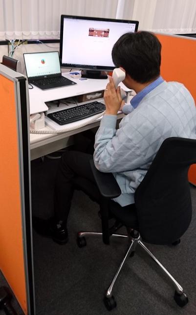 基本的なコールは座って対応します。