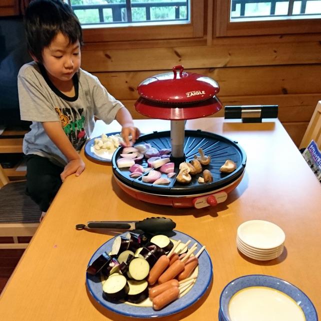 こどもビールをグラスに注いで