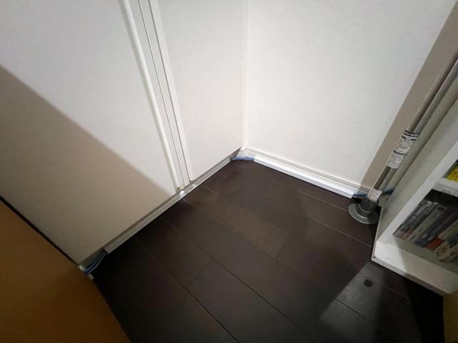 ③マルチメディアコンセントからLANケーブルとアンテナ線を配線してモールでカバー