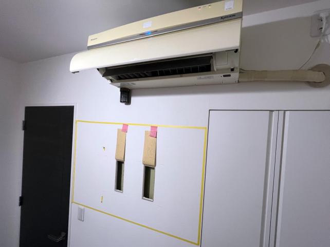 ①TVの設置位置。上にはエアコン、入口側には照明電源がある。