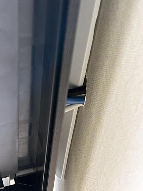 ⑤これらのケーブルが壁掛けTVの下に半円分くらいだけ出てくる。