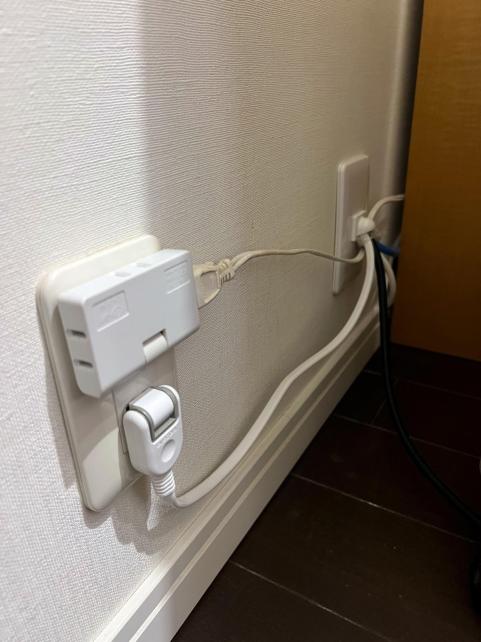 ④TVの左下のコンセントから電源タップをTVまで伸ばす。壁面は綺麗に処理。