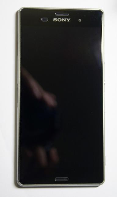 スピーカーと近接センサー部に穴が開いている。