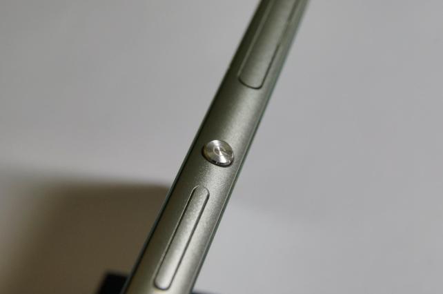 Xperia Zシリーズと言えばこの電源ボタン。Z3ではりんぐが無くなりボタンが大きくなったことで押しやすくなりました